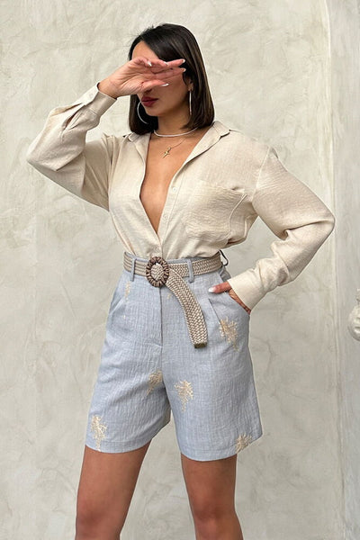 Pantaloni scurți din in cu detaliu de curea și design brodat - Gri | Topshow