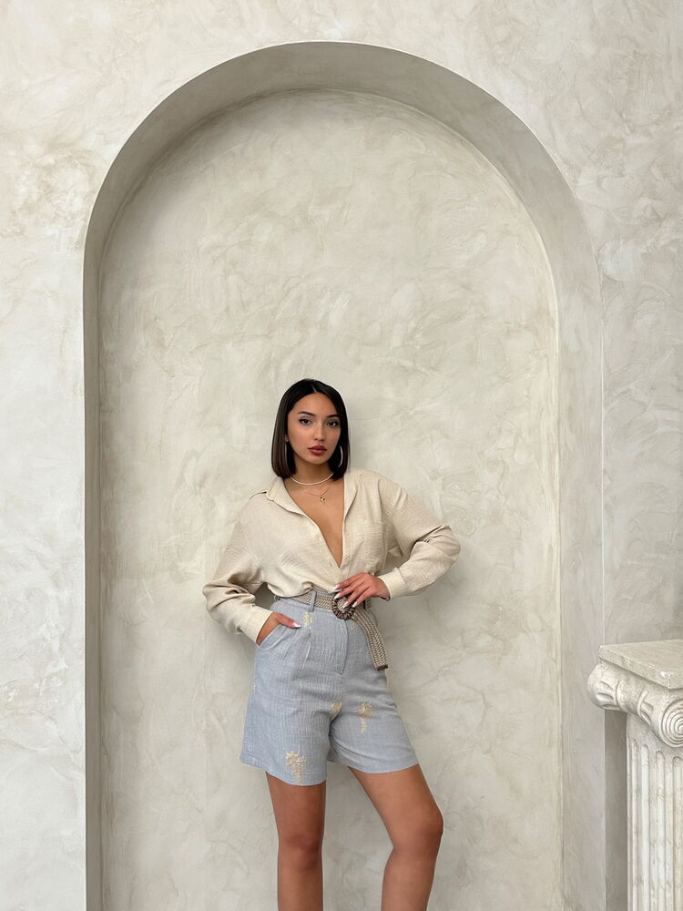 Pantaloni scurți din in cu detaliu de curea și design brodat - Gri | Topshow