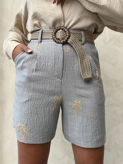Pantaloni scurți din in cu detaliu de curea și design brodat - Gri | Topshow