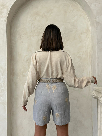 Pantaloni scurți din in cu detaliu de curea și design brodat - Gri | Topshow