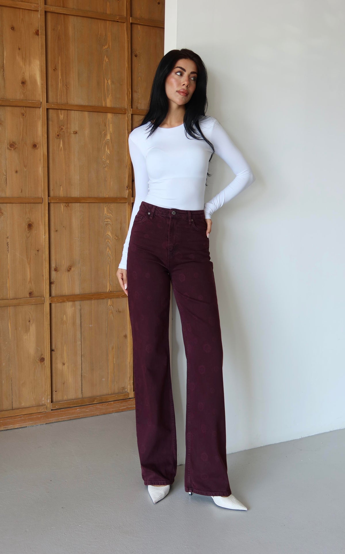 Blugi vișini cu talie înaltă, croială largă, model floral