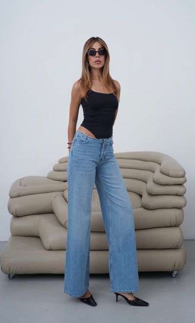 Pantaloni blugi cu talie joasă, croială largă, decupaje