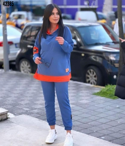 Set de două piese pentru femei, cu glugă, culoare cafea, cu detalii la tiv, emblemă și aspect de cusătură inversată, 38740