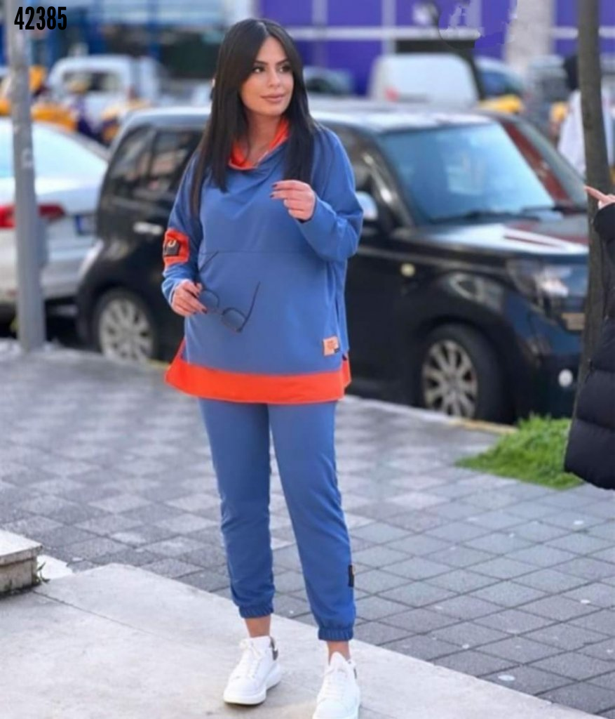 Set de două piese pentru femei, cu glugă, culoare cafea, cu detalii la tiv, emblemă și aspect de cusătură inversată, 38740